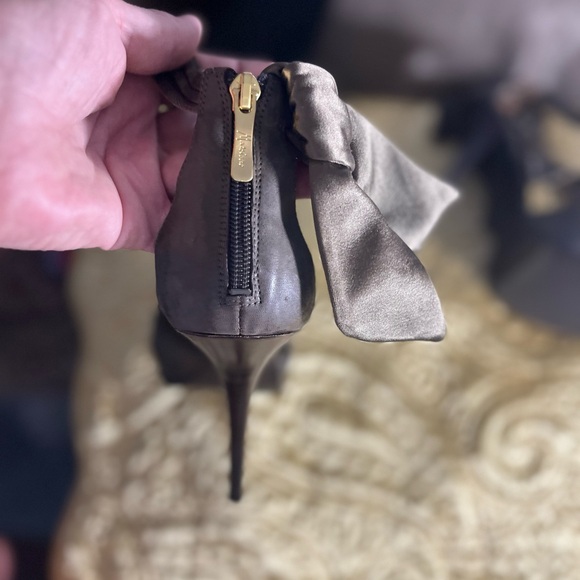 Guess by Marciano 3.5” open toe satin army green and brass chain pumps sz:10 - Picture 4 of 7